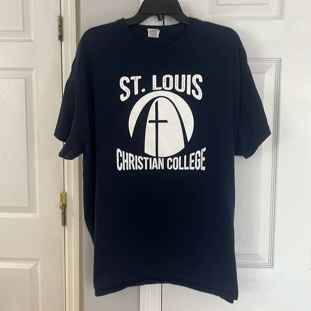 St Louis Christian College mens XL navy tshirt w logo.
